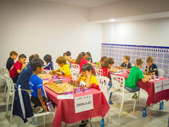 Jóvenes jugadores en las salas de juego de Roquetas de Mar. Foto: Javier Garrido.
