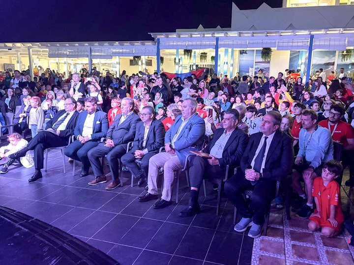 Authorities and audience at the closing ceremony.