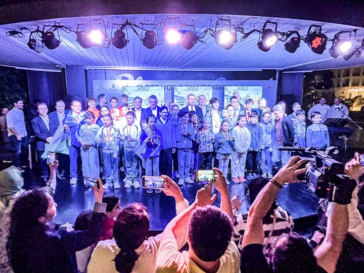 Final group photo with the authorities and the medallists of the FIDE World U7–U17 Championships 2026.