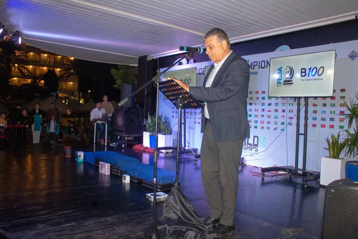Javier Ochoa de Echagüen, President of the Spanish Chess Federation, delivers the welcome address.