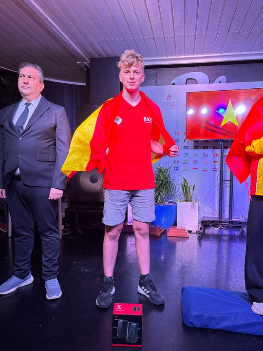 Martín Krauchi (Spain), 5th in the Open U15, at the prize-giving.
