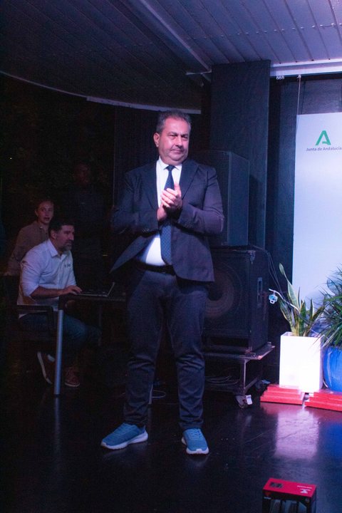 Ozgur Solakoğlu, FIDE Technical Delegate, during the prize-giving.