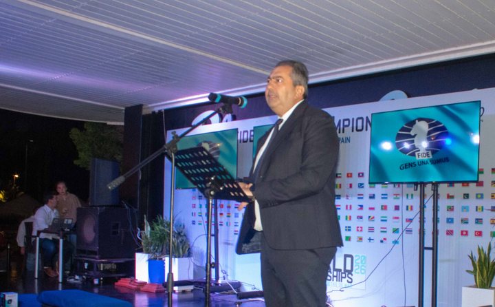 FIDE Technical Delegate Ozgur Solakoğlu addresses the audience.