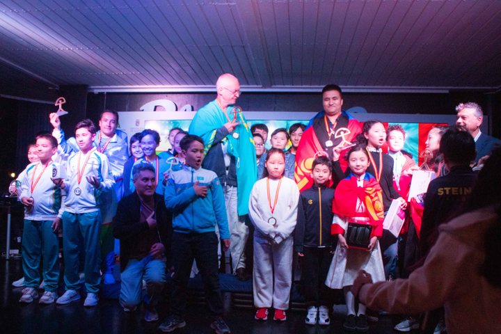 Team podium: Kazakhstan (1st), Mongolia (2nd) and Uzbekistan (3rd), with their heads of delegation and medallists.
