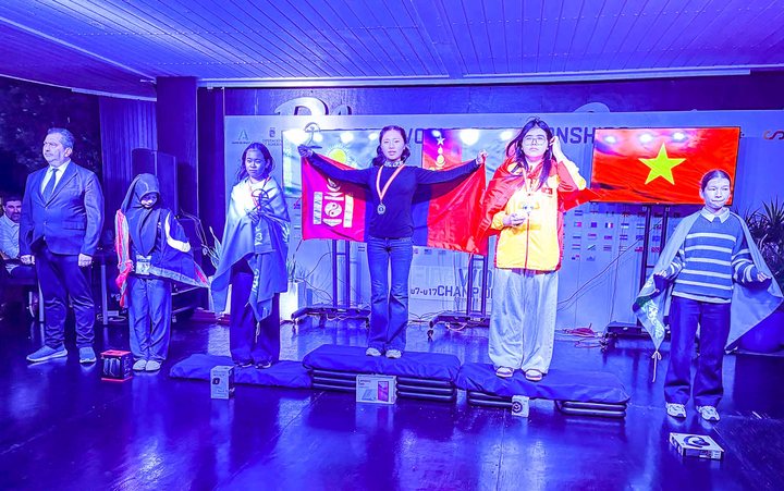 Girls U15 podium: Batkhishigt Enkhnamuun (Mongolia, gold), Nguyen Bao Linh Vu (Vietnam, silver) and Aiaru Altynbek (Kazakhstan, bronze).