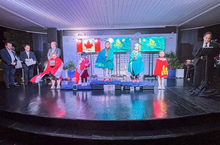 Girls U7 podium: Leila Aldazharova (Kazakhstan, gold), Alima Akimkhan (Kazakhstan, silver) and Echo Heming Fang (Canada, bronze).