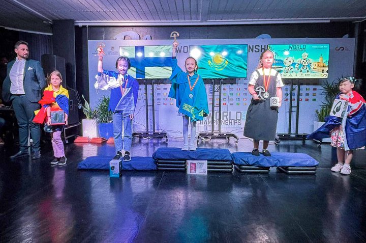 Girls U9 podium: Amaliya Yedresheva (Kazakhstan, gold), Varvara Volkova (FIDE, silver) and Stella Zhu (Finland, bronze).