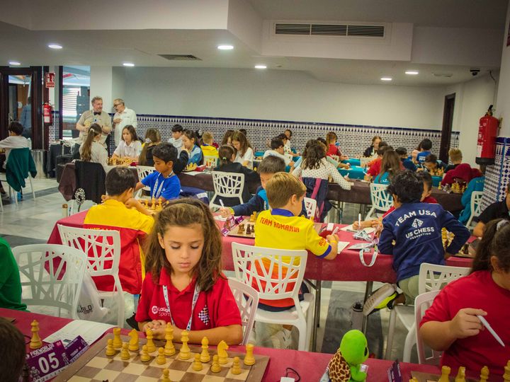Day 1 (rounds 1–2) of the FIDE World U7–U17 Championships 2026 in Roquetas de Mar.