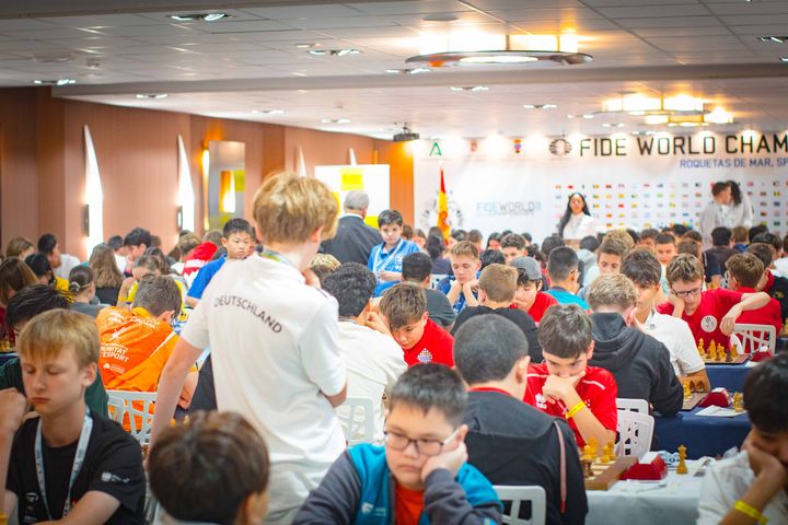 Day 1 (rounds 1–2) of the FIDE World U7–U17 Championships 2026 in Roquetas de Mar.