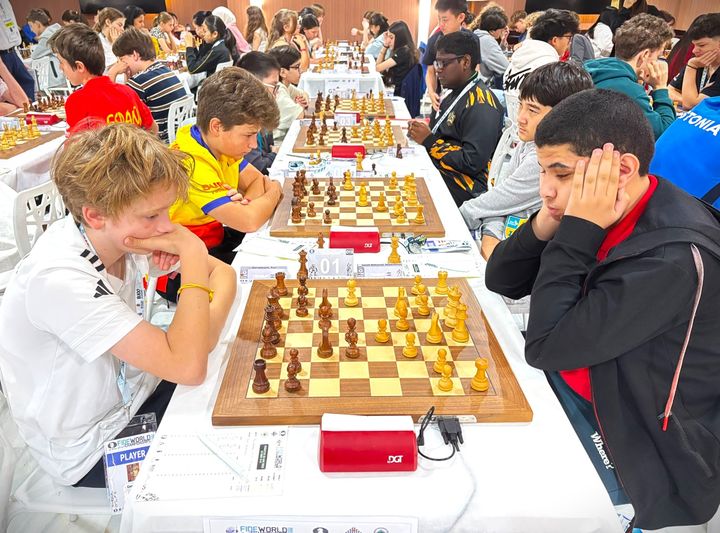 Jornada 3 (rondas 5–6) del Mundial FIDE Sub-7 a Sub-17 2026 en Roquetas de Mar.