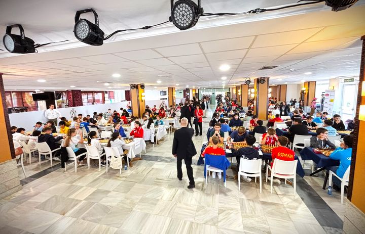 Sala de juego en la jornada 3 (rondas 5–6) del Mundial FIDE Sub-7 a Sub-17 2026.