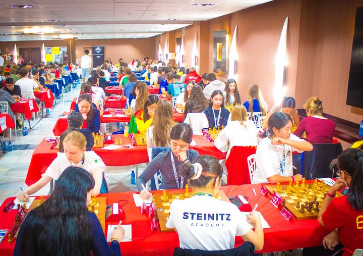 Day 4 (rounds 7–8) of the FIDE World U7–U17 Championships 2026 in Roquetas de Mar.