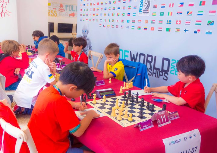 Day 4 (rounds 7–8) of the FIDE World U7–U17 Championships 2026 in Roquetas de Mar.