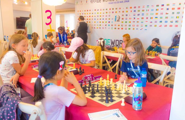 Day 4 (rounds 7–8) of the FIDE World U7–U17 Championships 2026 in Roquetas de Mar.