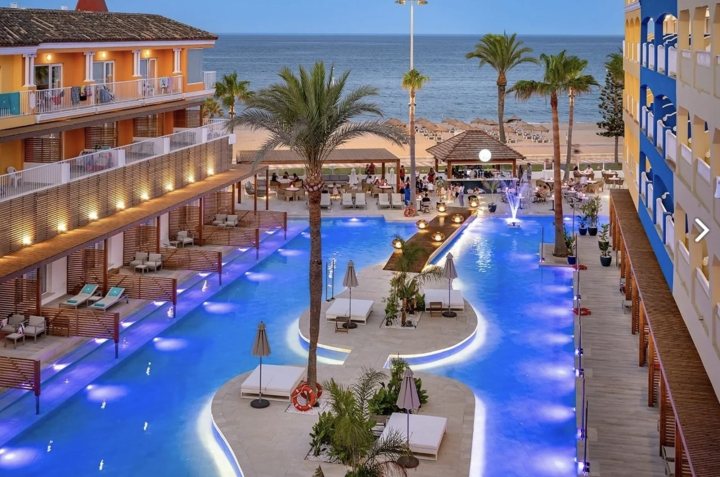 Mediterraneo Bay