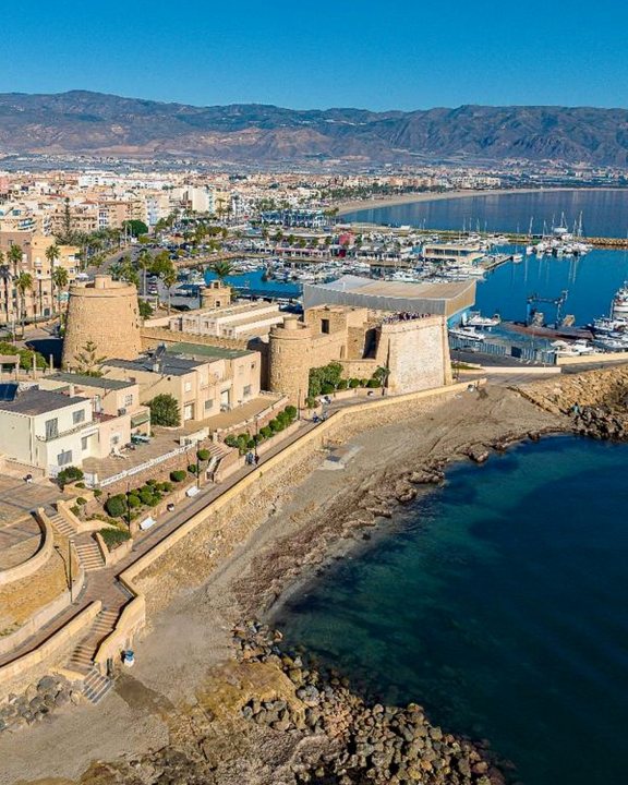Le château de Santa Ana et le port