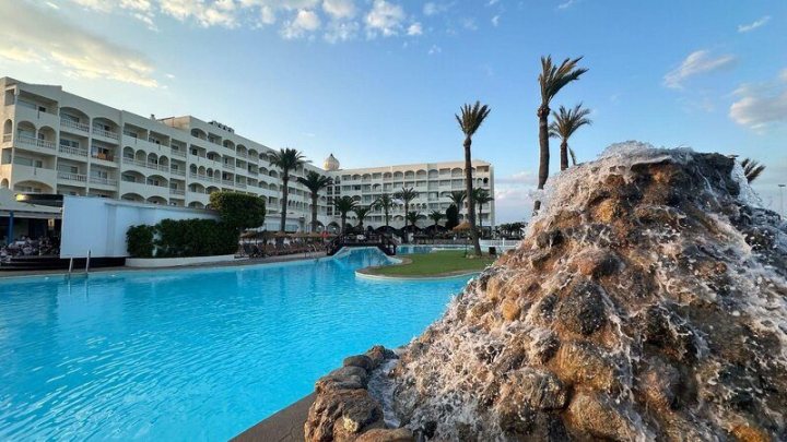 Gardens and pool at Evenia Zoraida